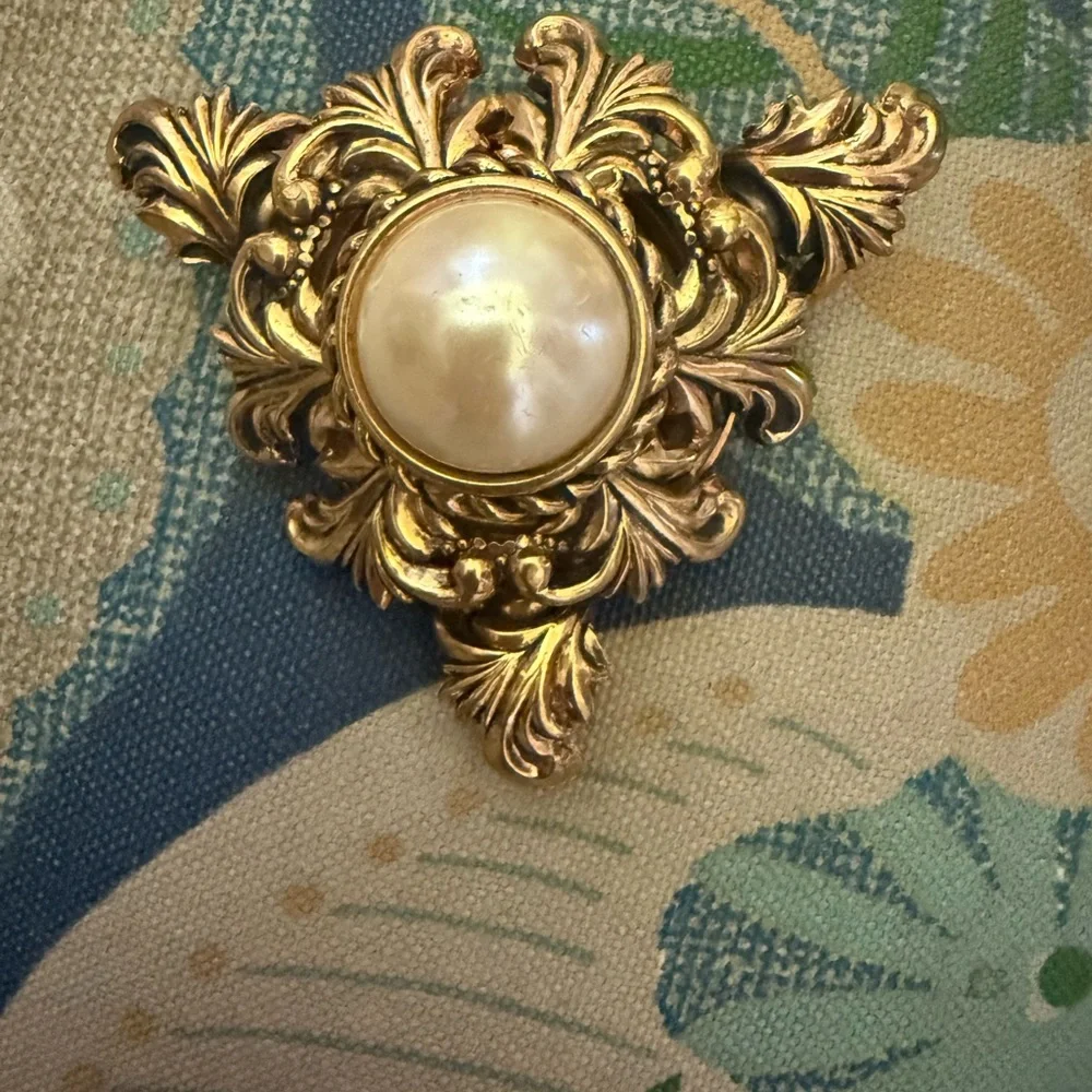 Vintage Baroque Pin Pearl Center Rossi France ?iconic designer look